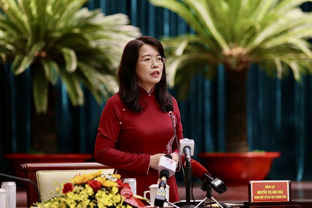 Giám đốc Sở Du lịch TP Nguyễn Thị Ánh Hoa trả lời chất vấn. Ảnh: HOÀNG GIANG