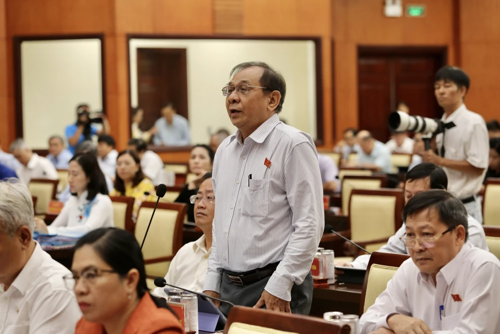 ĐB Trần Quang Thắng đặt câu hỏi về tuyến Metro số 1. Ảnh: HOÀNG GIANG