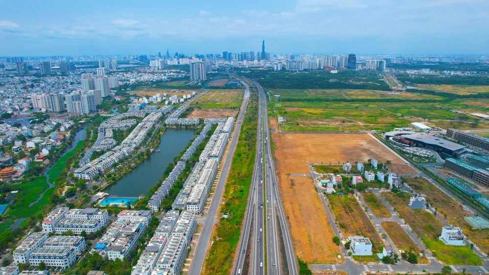 TP.HCM rất cần một lộ trình, chiến lược cụ thể để phát triển đồng bộ về đô thị, dân số, chiến lược về mô hình kinh tế, liên kết vùng… ít nhất trong 5-10 năm tới. Trong ảnh: Dự án cao tốc Long Thành - Dầu Giây đang được tiến hành xây dựng. Ảnh: NHẬT TIẾN