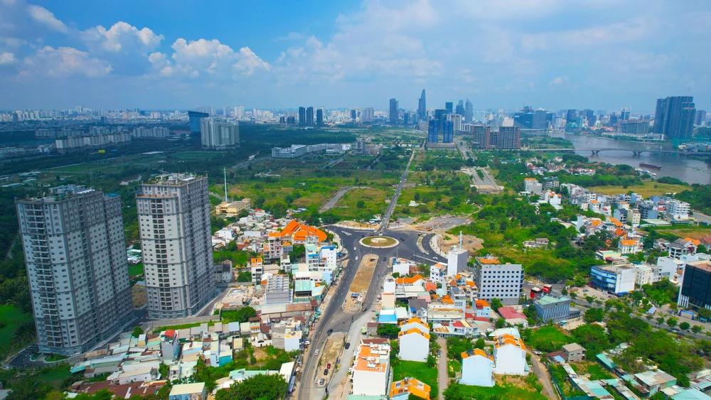 Chính phủ giao Bộ Nội vụ chủ trì xây dựng văn bản của Chính phủ về việc mở rộng việc phân cấp, ủy quyền cho HĐND và UBND TP so với các quy định hiện hành. Ảnh: NGUYỄN TIỄN