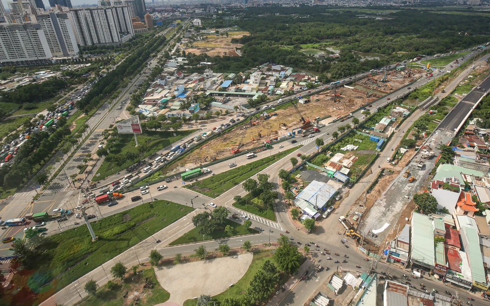 TP.HCM cần tập trung hoàn thiện các dự án giao thông như Tham Lương - Bến Cát - rạch Nước Lên, nút giao An Phú… góp phần thúc đẩy kinh tế - xã hội TP phát triển. Trong ảnh: Nút giao An Phú đang được thi công. Ảnh: ĐÀO TRANG