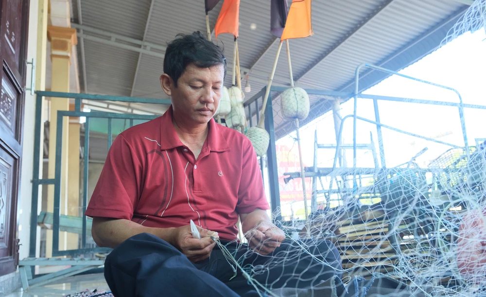 Ngư dân Nguyễn Đức Huân đan lưới, sửa ngư lưới cụ chuẩn bị cho chuyến biển mới.