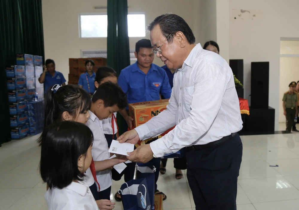 Ông Mai Ngọc Phước, Tổng biên tập báo Pháp Luật TP.HCM, Trưởng Ban Chỉ đạo chương trình, tặng quà và học bổng cho các em học sinh có hoàn cảnh khó khăn.