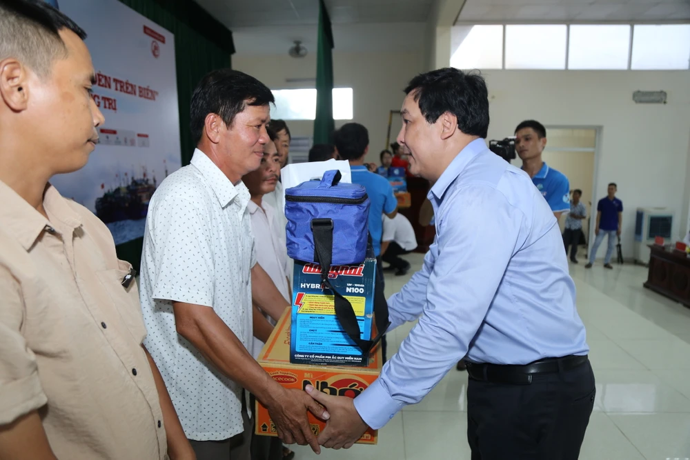 Phó Tổng Biên tập báo Pháp Luật TP.HCM Nguyễn Thái Bình, Trưởng Ban Tổ chức Chương trình, tặng quà các ngư dân.