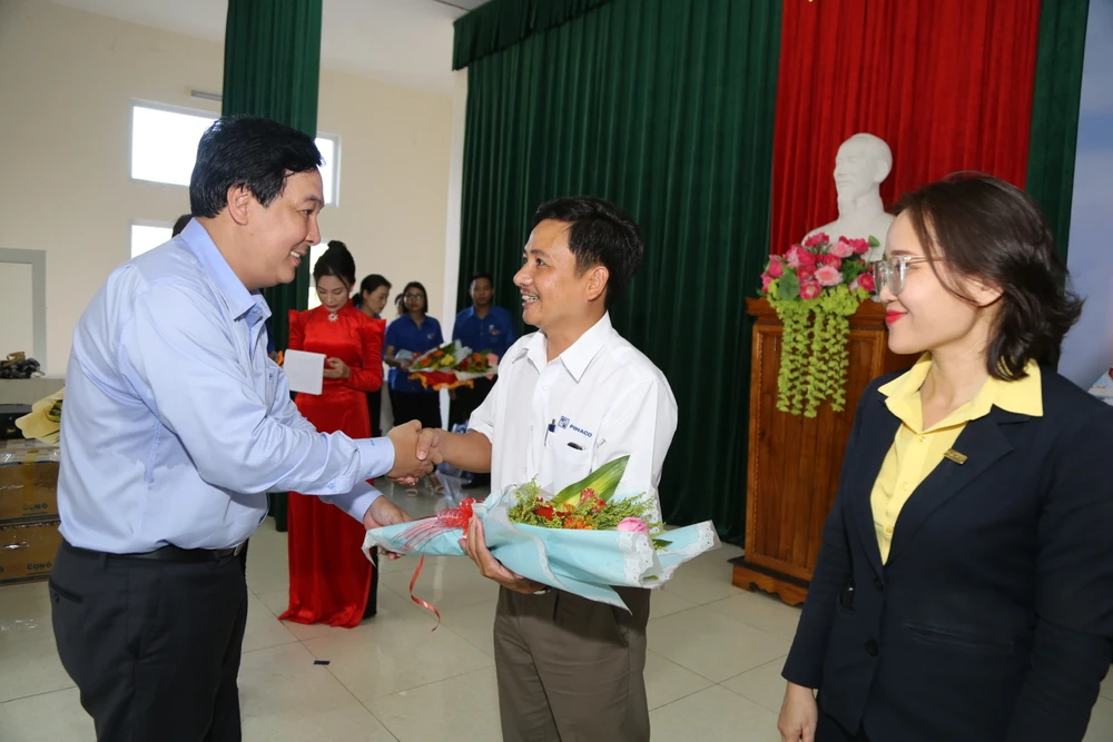 Phó Tổng Biên tập báo Pháp Luật TP.HCM Nguyễn Thái Bình, Trưởng Ban Tổ chức Chương trình, tặng hoa cảm ơn nhà tài trợ.