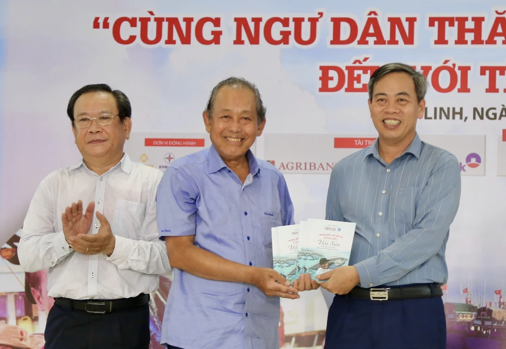 Ban Tổ chức trao tượng trưng cho tỉnh Quảng Trị 200 cuốn cẩm nang “Những điều cần biết về đánh bắt hải sản”.