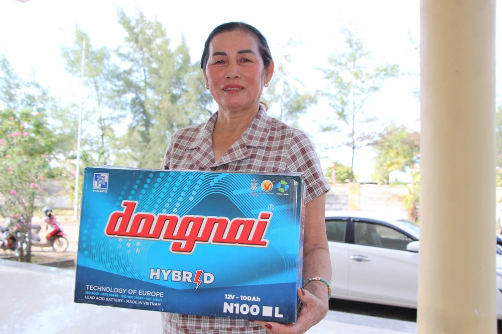 Bà Hồ Thị Nguyên rất vui khi nhận những phần quà có ý nghĩa từ chương trình.