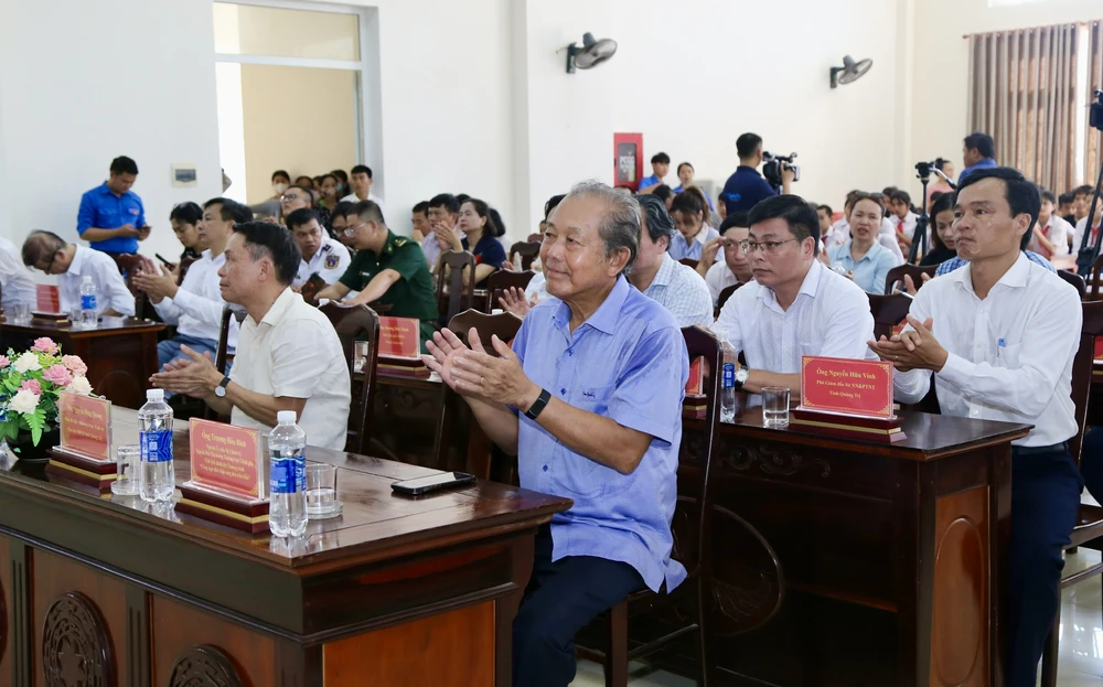 Nguyên Phó Thủ tướng Thường trực Chính phủ Trương Hòa Bình tại buổi lễ trao quà.