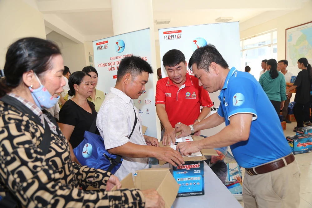 Ông Nguyễn Bá Sự, Giám đốc chi nhánh Công ty Dược TV.Pharm tại Đà Nẵng (áo đỏ), đại diện tặng quà ngư dân Quảng Trị.