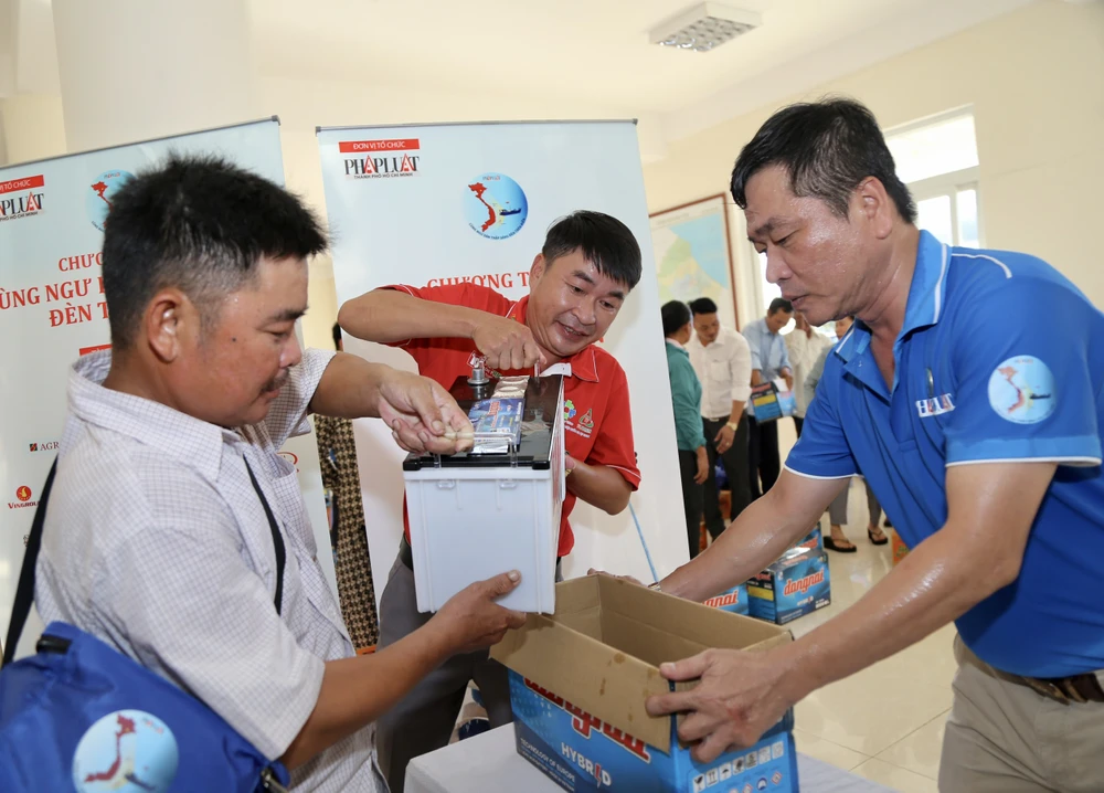 Ông Nguyễn Bá Sự, Giám đốc chi nhánh Công ty Dược TV.Pharm tại Đà Nẵng (áo đỏ), đại diện tặng quà ngư dân Quảng Trị.