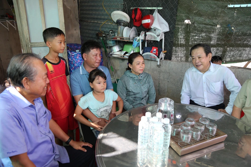 Nguyên Phó Thủ tướng Thường trực Chính phủ Trương Hòa Bình, Tổng biên tập báo Pháp Luật TP.HCM Mai Ngọc Phước trò chuyện cùng gia đình ngư dân Hồ Văn Sơn.