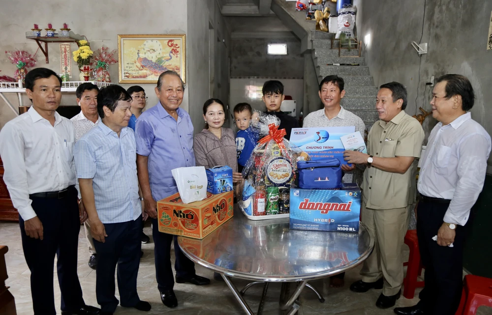 Đoàn thăm và tặng quà gia đình ngư dân Nguyễn Đức Huân.