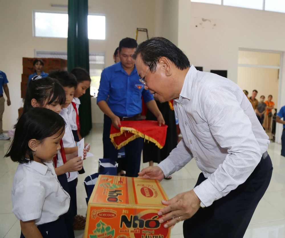 Ông Mai Ngọc Phước, Tổng biên tập báo Pháp Luật TP.HCM, Trưởng Ban Chỉ đạo chương trình, tặng quà và học bổng cho các em học sinh có hoàn cảnh khó khăn. Ảnh: HOÀNG GIANG