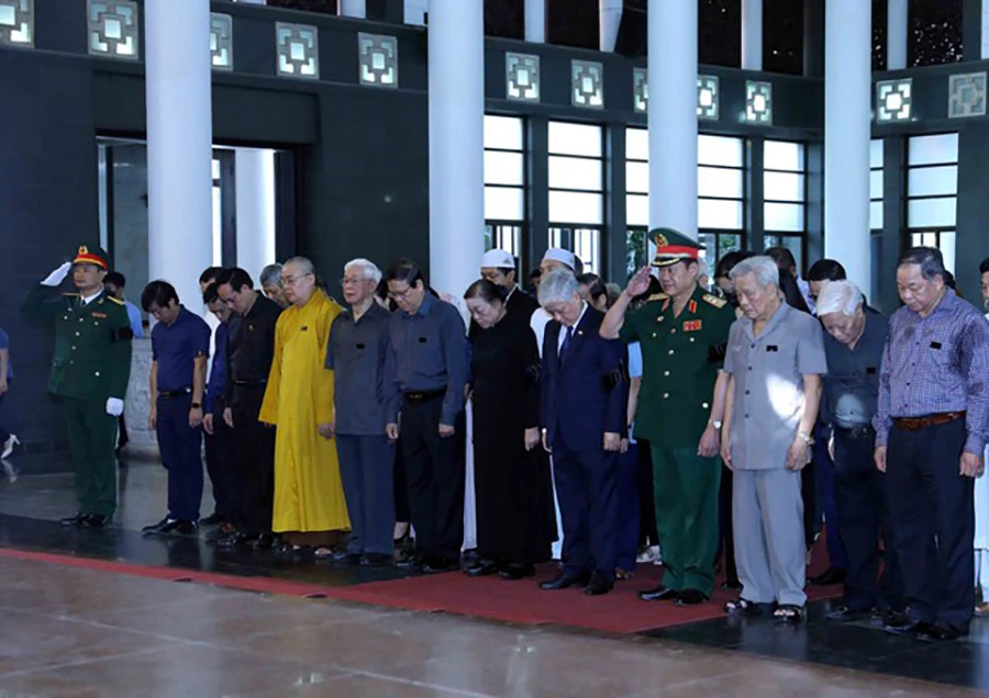 Đoàn Ủy ban Trung ương MTTQ Việt Nam do ông Đỗ Văn Chiến dẫn đầu vào viếng nguyên Phó Thủ tướng Nguyễn Khánh. Ảnh: VGP
