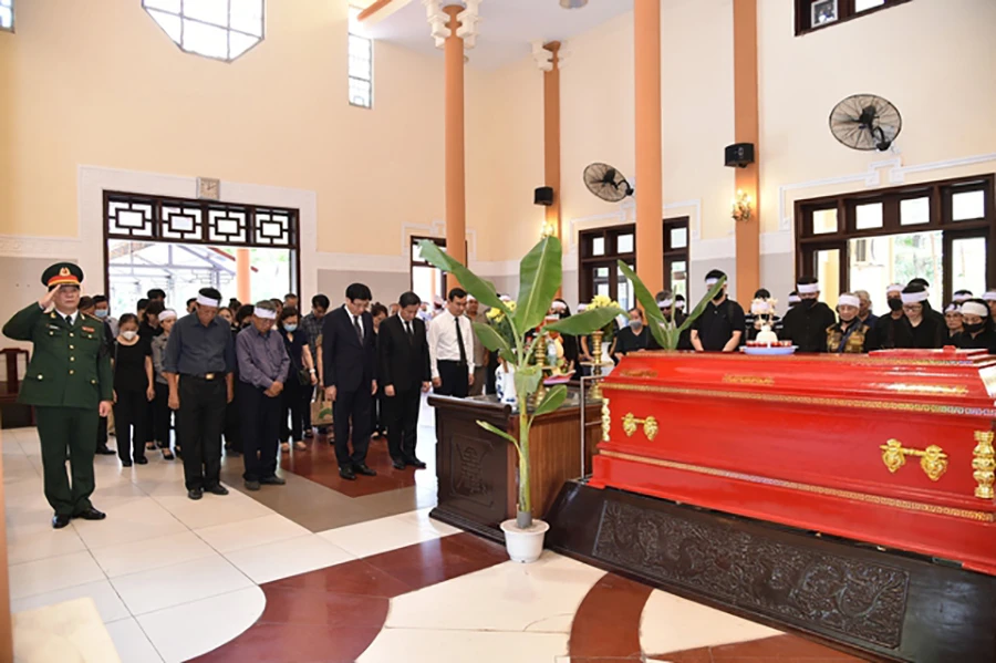 Bí thư Trung ương Đảng, Phó Thủ tướng Lê Minh Khái, Trưởng Ban Lễ tang; Bộ trưởng, Chủ nhiệm Văn phòng Chính phủ Trần Văn Sơn cùng các đại biểu và gia quyến tiễn biệt nguyên phó Thủ tướng Nguyễn Khánh. Ảnh: VGP