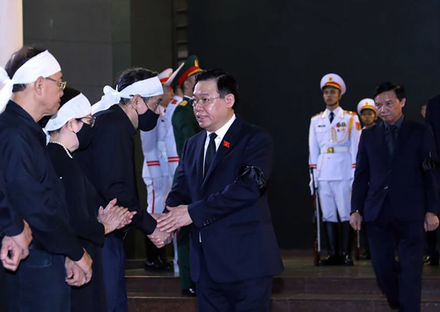 Chủ tịch Quốc hội Vương Đình Huệ chia buồn cùng gia quyến nguyên Phó Thủ tướng Nguyễn Khánh. Ảnh: VGP