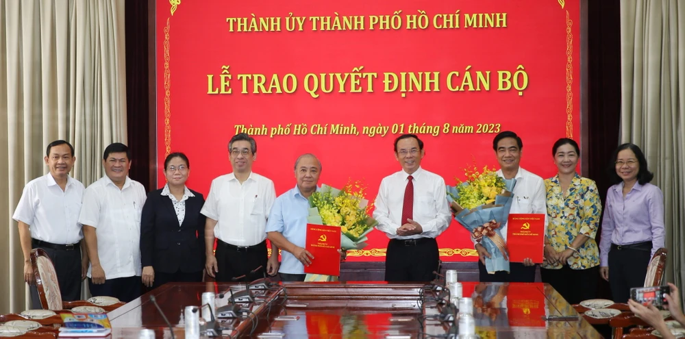Bí thư Thành ủy TP.HCM Nguyễn Văn Nên cùng lãnh đạo hai ban chụp hình kỉ niệm cùng hai nhân sự. Ảnh: THANH THUỲ