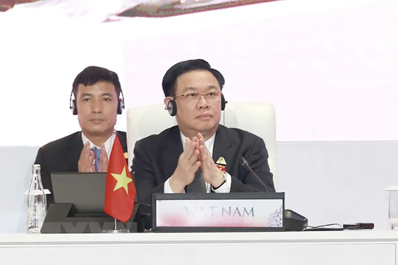 Chủ tịch Quốc hội Vương Đình Huệ dự và phát biểu tại Phiên họp toàn thể thứ nhất Đại Hội đồng AIPA-44. Ảnh: TTXVN