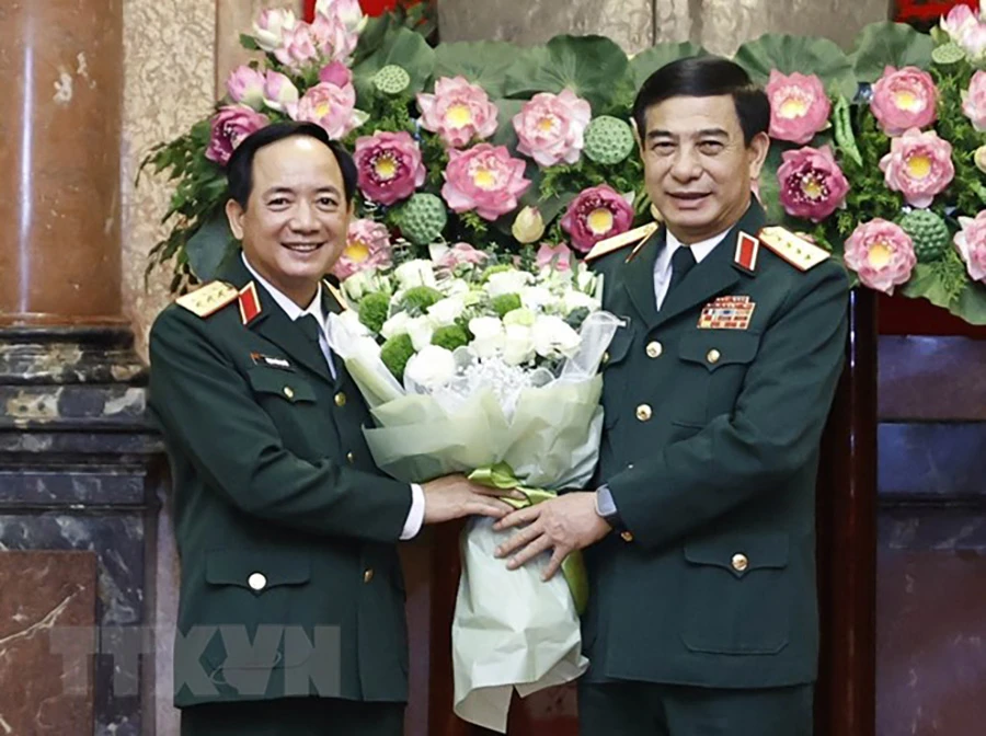 Đại tướng Phan Văn Giang, Bộ trưởng Bộ Quốc phòng tặng hoa chúc mừng Thượng tướng Trịnh Văn Quyết. Ảnh: TTXVN Đại tướng Phan Văn Giang, Bộ trưởng Bộ Quốc phòng tặng hoa chúc mừng Thượng tướng Trịnh Văn Quyết. Ảnh: TTXVN
