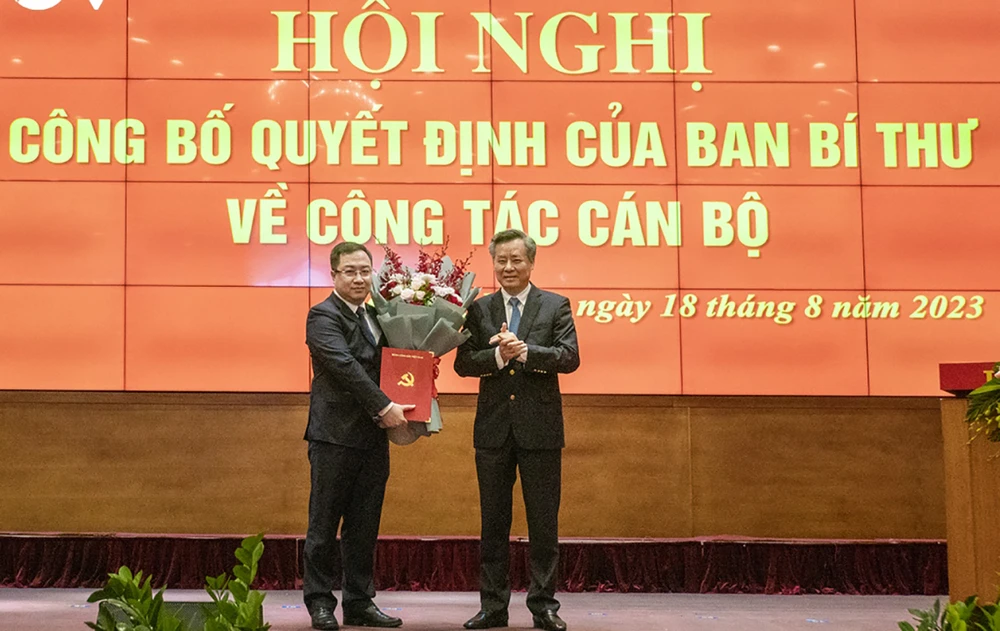 Phó Trưởng Ban Tổ chức Trung ương Nguyễn Quang Dương trao quyết định điều động làm Phó Bí thư Tỉnh uỷ Quảng Ninh cho ông Đặng Xuân Phương (trái). Ảnh: VOV