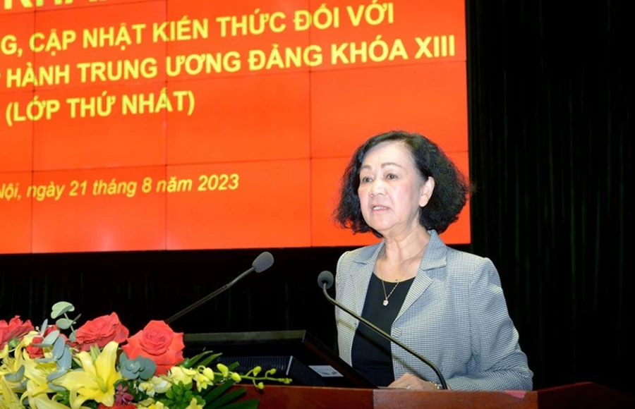 Thường trực Ban Bí thư, Trưởng Ban Tổ chức Trung ương, Trưởng Ban Chỉ đạo Lớp Bồi dưỡng Trương Thị Mai phát buổi tại lễ khai giảng. Ảnh: VOV