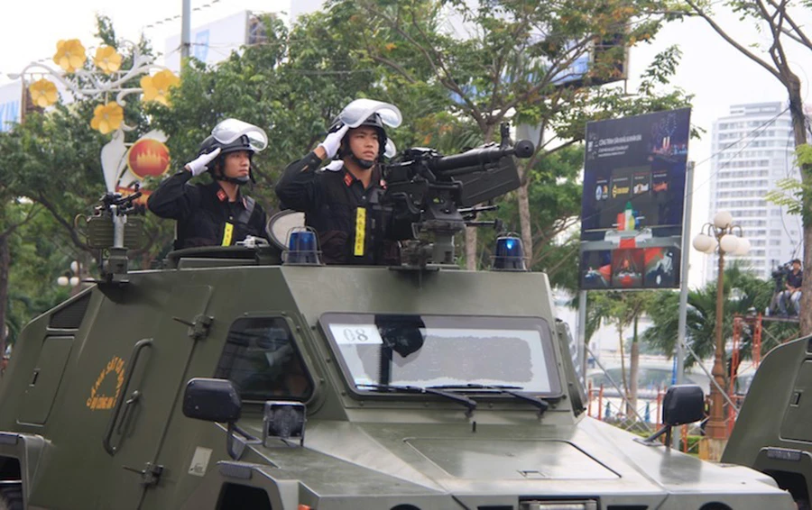 Các xe đặc chủng chống khủng bố và lực lượng tinh nhuệ diễu binh qua đường phố Đà Nẵng tại Tuần lễ cấp cao APEC hồi tháng 10-2017. Ảnh: TẤN VIỆT - AN BẰNG