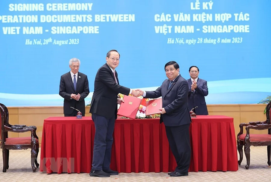 Thủ tướng Phạm Minh Chính và Thủ tướng Singapore Lý Hiển Long chứng kiến ký công thư trao đổi về việc nâng cấp Hiệp định khung Kết nối hai nền kinh tế Việt Nam – Singapore giữa Bộ KH&amp;ĐT Việt Nam và Bộ Thương mại và Công nghiệp Singapore. Ảnh: TTXVN