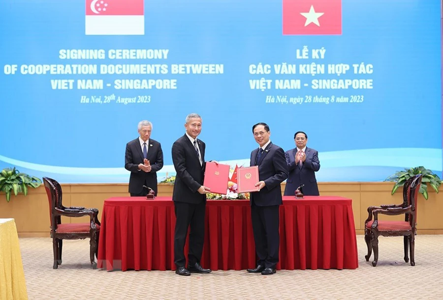 Thủ tướng Phạm Minh Chính và Thủ tướng Singapore Lý Hiển Long chứng kiến ký thỏa thuận về Chương trình nghiên cứu và Chương trình nghiên cứu theo chuyên đề dành cho cán bộ cao cấp Đảng Cộng sản Việt Nam (giai đoạn 2024 đến 2026) giữa Bộ Ngoại giao nước Việt Nam và Bộ Ngoại giao Singapore. Ảnh: TTXVN
