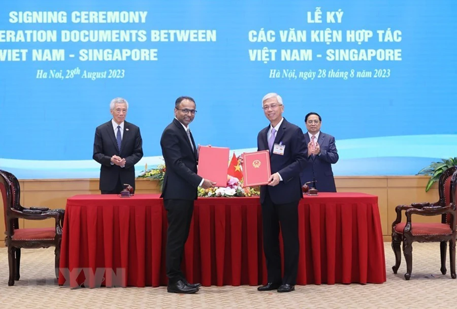 Thủ tướng Phạm Minh Chính và Thủ tướng Singapore Lý Hiển Long chứng kiến ký biên bản ghi nhớ về thúc đẩy phát triển cơ sở hạ tầng bền vững tại TP.HCM giữa UBND TP.HCM và Cơ quan Hạ tầng châu Á, Singapore. Ảnh: TTXVN