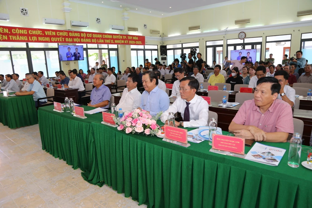 Nguyên Ủy viên Bộ Chính trị, nguyên Phó Thủ tướng Thường trực Trương Hoà Bình, Chủ tịch danh dự của chương trình; Phó Chủ tịch Hội Nhà báo Việt Nam Trần Trọng Dũng; Tổng biên tập báo Pháp Luật TP.HCM Mai Ngọc Phước, Trưởng Ban chỉ đạo chương trình; Phó Tổng biên tập Thường trực báo Pháp Luật TP.HCM Nguyễn Đức Hiển… cùng tham dự.