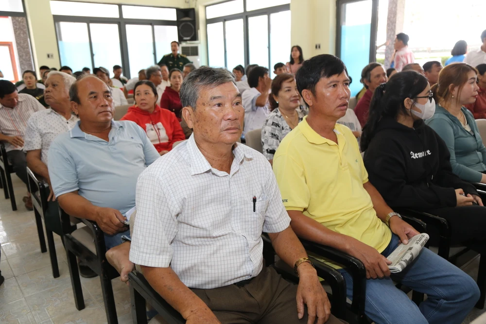 Ngay từ sớm, nhiều bà con ngư dân đã đến để tham dự chương trình do Báo tổ chức.