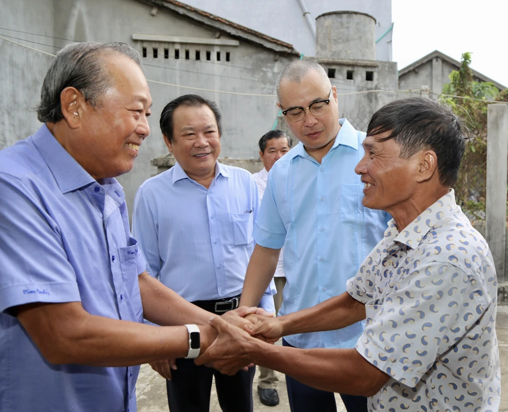 Đoàn đến thăm các gia đình ngư dân có nguyên Ủy viên Bộ Chính trị, nguyên Phó Thủ tướng Thường trực Trương Hoà Bình, Chủ tịch danh dự của chương trình; Ủy viên Trung Đảng, Bí thư Tỉnh uỷ, Trưởng đoàn ĐBQH tỉnh Phú Yên Phạm Đại Dương; Tổng biên tập báo Pháp Luật TP.HCM Mai Ngọc Phước...