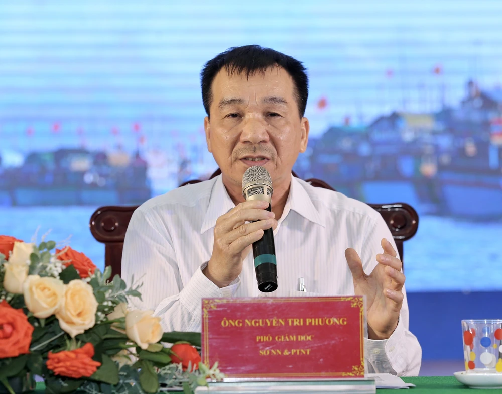 Phó Giám đốc Sở NN&amp;PTNT tỉnh Phú Yên Nguyễn Tri Phương trả lời những vấn đề mà bà con ngư dân đặt ra.