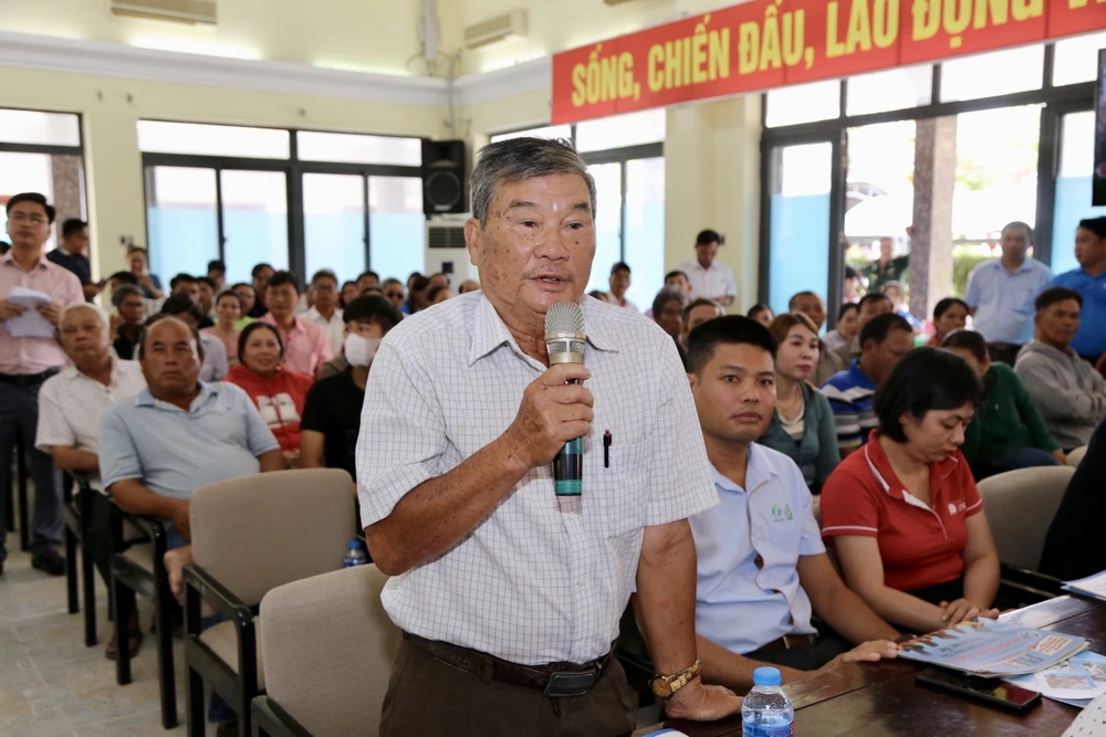 Tại diễn đàn, nhiều bà con đã có những câu hỏi thẳng thắn gửi đến lãnh đạo, cơ quan chức năng về nhiều vấn đề xoay quanh các hoạt động đánh bắt, các quy định về luật, chính sách hỗ trợ cho ngư dân. Đặc biệt là khi gặp phải tàu nước khác, thậm chí bị cơ quan chức năng của nước khác làm khó thì ngư dân phải ứng xử như thế nào. Làm sao để ngư dân có thể bảo vệ quyền lợi chính đáng của mình.