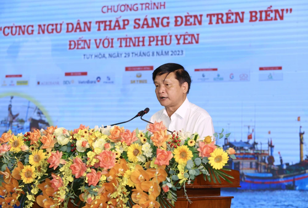 Phát biểu mở đầu chương trình, Phó Chủ tịch Thường trực UBND tỉnh Phú Yên Lê Tấn Hổ, nhìn nhận lợi ích mang lại từ khai thác thuỷ sản đối với nền kinh tế, cũng như đối với mỗi người dân là rất lớn. Tuy nhiên, hoạt động khai thác thuỷ sản trên biển luôn tiềm ẩn nhiều rủi ro đối với ngư dân. Ông mong rằng qua diễn đàn, người dân sẽ nêu ý kiến để tỉnh có những nắm bắt, thấu hiểu những mong muốn của bà con. Từ đó có những chính sách đúng đắn, từng bước khắc phục hạn chế, vướng mắc và triển khai các chương trình đồng hành cùng ngư dân hiệu quả hơn.