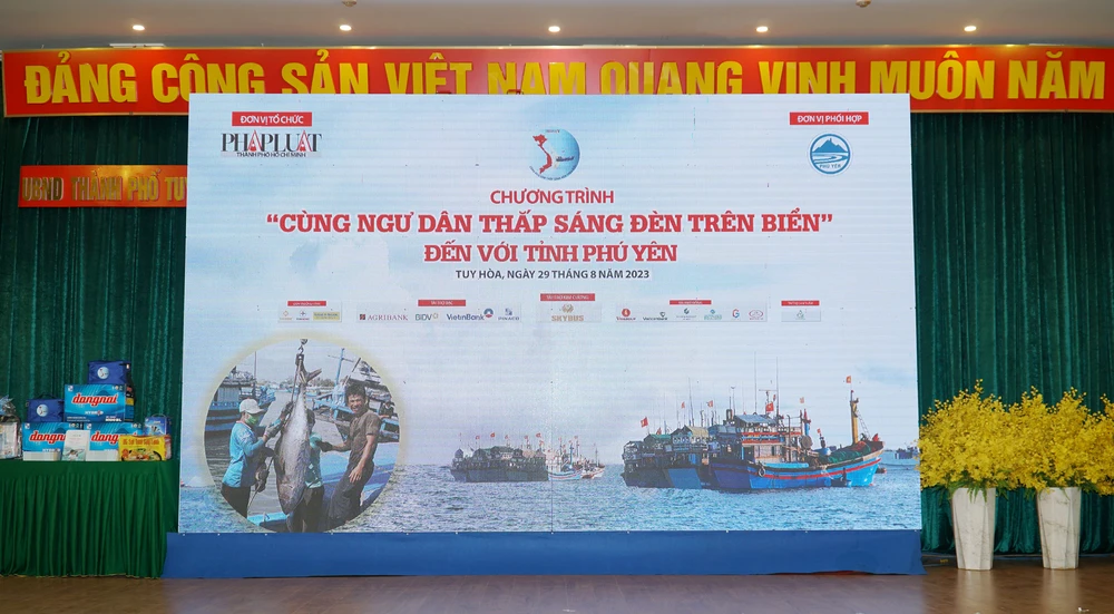 Ngày 29-8, báo Pháp Luật TP.HCM tổ chức chương trình “Cùng ngư dân thắp sáng đèn trên biển” tại TP Tuy Hòa, tỉnh Phú Yên. Chương trình ra mắt vào tháng 4-2023 và đến nay, chương trình đã đến với bà con ngư dân bốn tỉnh, thành gồm: TP.HCM, Bà Rịa-Vũng Tàu, Ninh Thuận, Quảng Trị. Chương trình do ông Trương Hòa Bình, nguyên Ủy viên Bộ Chính trị, nguyên Phó Thủ tướng thường trực Chính phủ, làm chủ tịch danh dự.