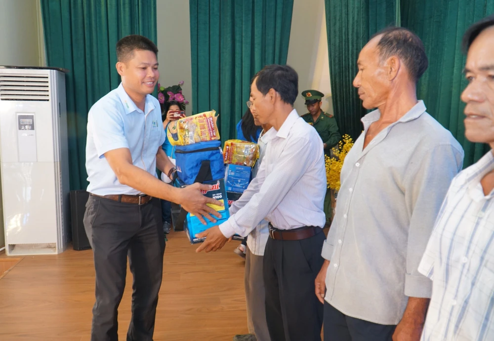 Ông Võ Công Trí, Giám đốc chi nhánh Khánh Hòa, Công ty cổ phần dược phẩm TV.PHARM trao quà cho ngư dân.