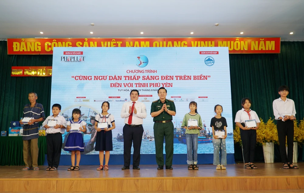 Ông Trương Văn Vũ, Phó Giám đốc Ngân hàng NN&amp;PTNT (Agribank) Chi nhánh tỉnh Phú Yên trao quà cho các em học sinh.