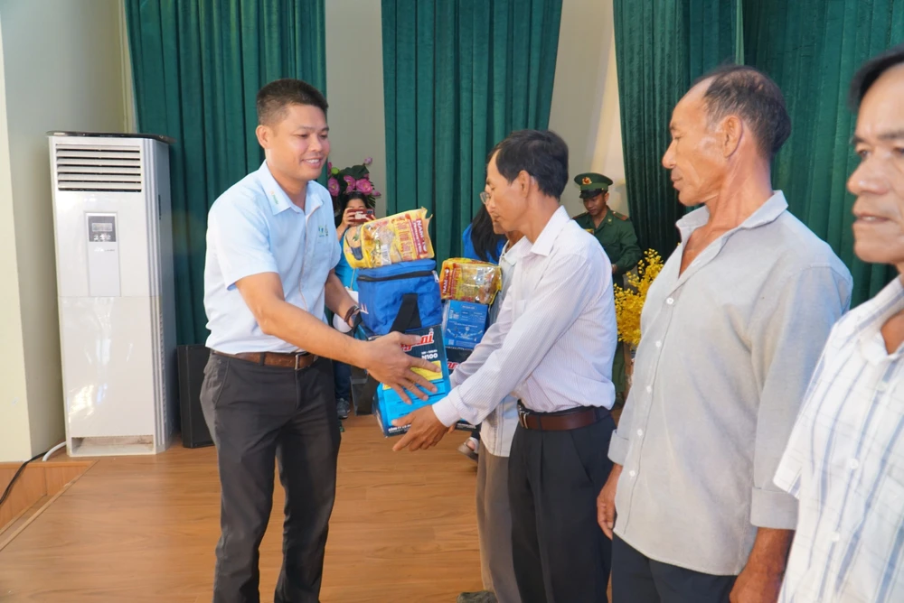 Ông Võ Công Trí, Giám đốc chi nhánh Khánh Hòa, Công ty cổ phần dược phẩm TV.PHARM trao quà cho ngư dân. Ông Võ Công Trí, Giám đốc chi nhánh Khánh Hòa, Công ty cổ phần dược phẩm TV.PHARM trao quà cho ngư dân.