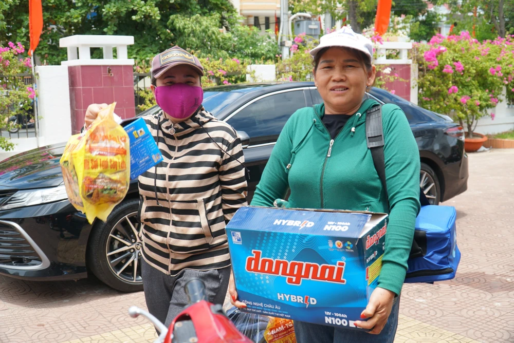 Mỗi phần quà ngư dân nhận được trị giá hơn 4 triệu đồng gồm một bình ắc quy + đèn LED, một cẩm nang Những điều cần biết về đánh bắt hải sản, một túi thuốc gia đình phục vụ cho việc ra khơi và một hộp combo pin Con Ó, cùng thực phẩm cần thiết khác.