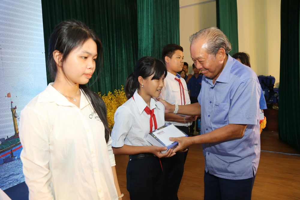 Nguyên Ủy viên Bộ Chính trị, nguyên Phó Thủ tướng Thường trực Trương Hoà Bình, Chủ tịch danh dự của chương trình, trao tặng học bổng cho các em học sinh.