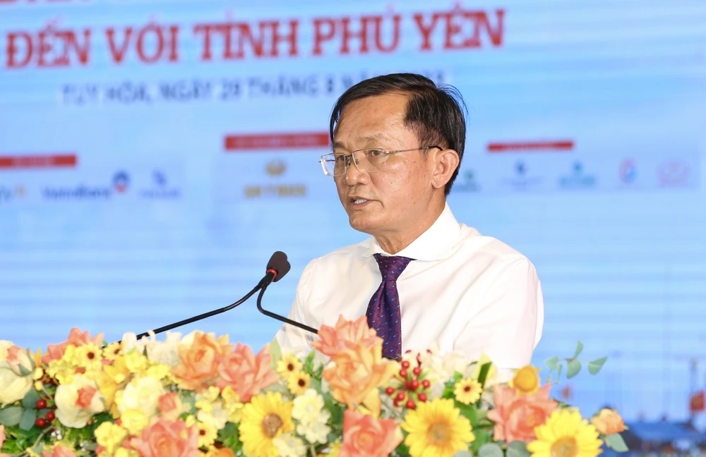 Cũng trong khuôn khổ chương trình, Báo đã tặng 200 phần quà, mỗi phần trị giá hơn 4 triệu đồng cho 200 hộ ngư dân trên địa bàn tỉnh Phú Yên. Chương trình còn tặng 25 suất học bổng cho con em ngư dân có hoàn cảnh khó khăn, vượt khó học giỏi (mỗi suất học bổng gồm 2 triệu đồng tiền mặt, tập vở, dụng cụ, ba lô học sinh…).Trong ảnh: Phó Tổng biên tập báo Pháp Luật TP.HCM Nguyễn Đức Hiển phát biểu tại chương trình.