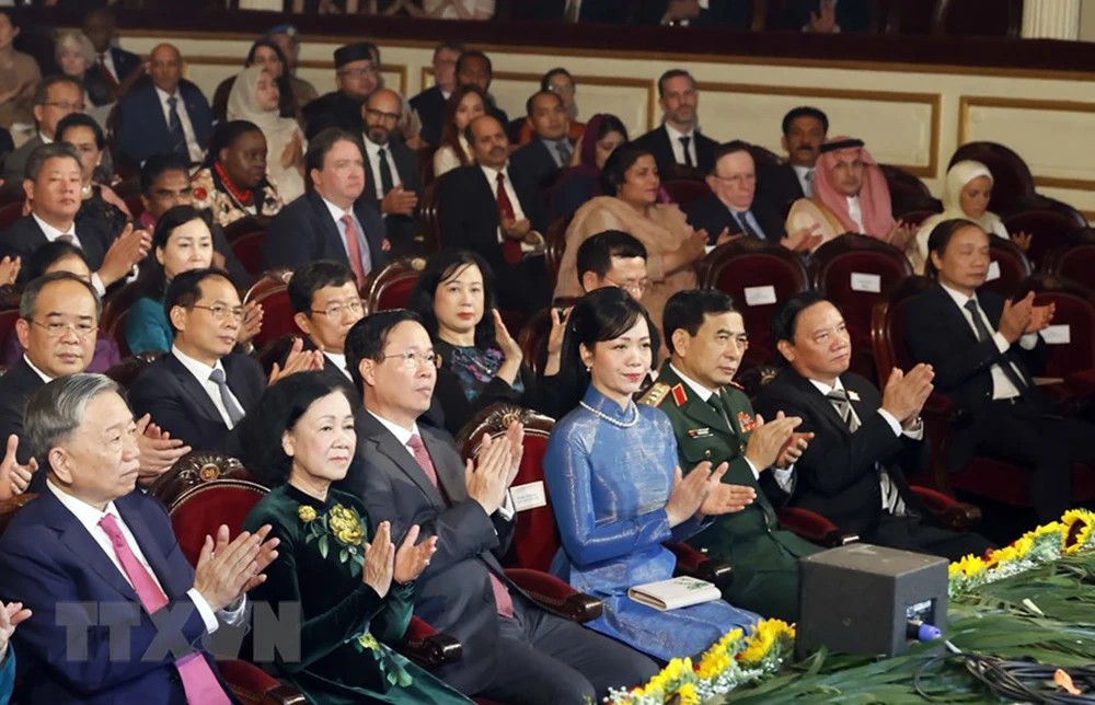 Chủ tịch nước Võ Văn Thưởng và Phu nhân cùng các đại biểu tham dự lễ kỷ niệm. Ảnh: TTXVN