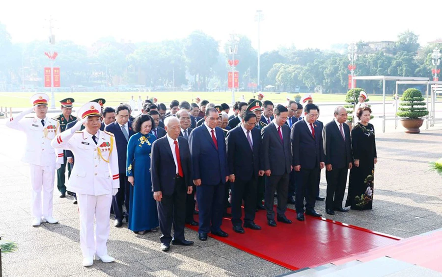 Các lãnh đạo, nguyên lãnh đạo Đảng, Nhà nước, Ủy ban Trung ương MTTQ Việt Nam đặt vòng hoa và vào Lăng viếng Chủ tịch Hồ Chí Minh. Ảnh: TTXVN