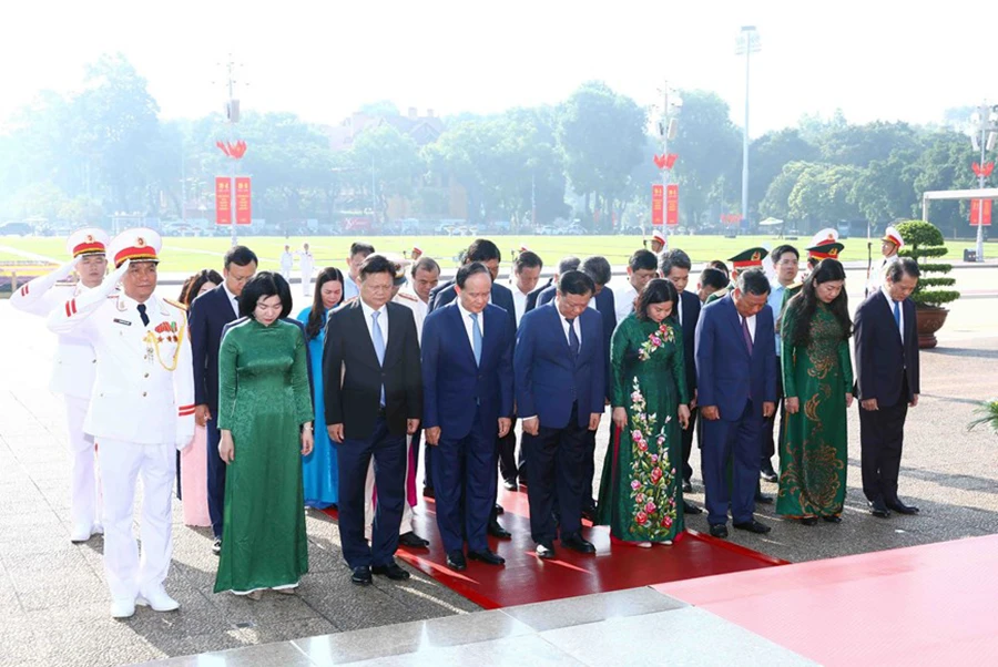 Đoàn đại biểu TP Hà Nội thành kính tưởng nhớ Chủ tịch Hồ Chí Minh. Ảnh: TTXVN