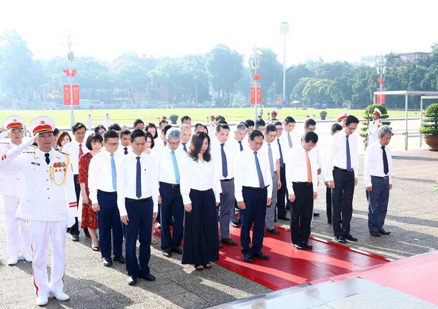 Đoàn đại biểu Bộ Ngoại giao đặt vòng hoa và vào Lăng viếng Chủ tịch Hồ Chí Minh. Ảnh: TTXVN