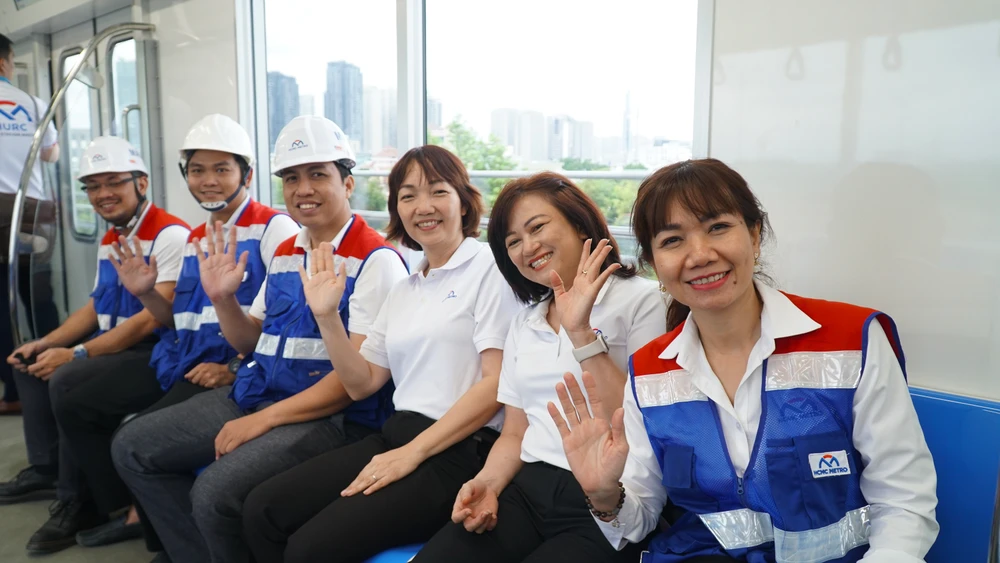 Những hành khách tham gia trải nghiệm chạy thử tuyến metro số 1. Ảnh: TRANG TIẾN