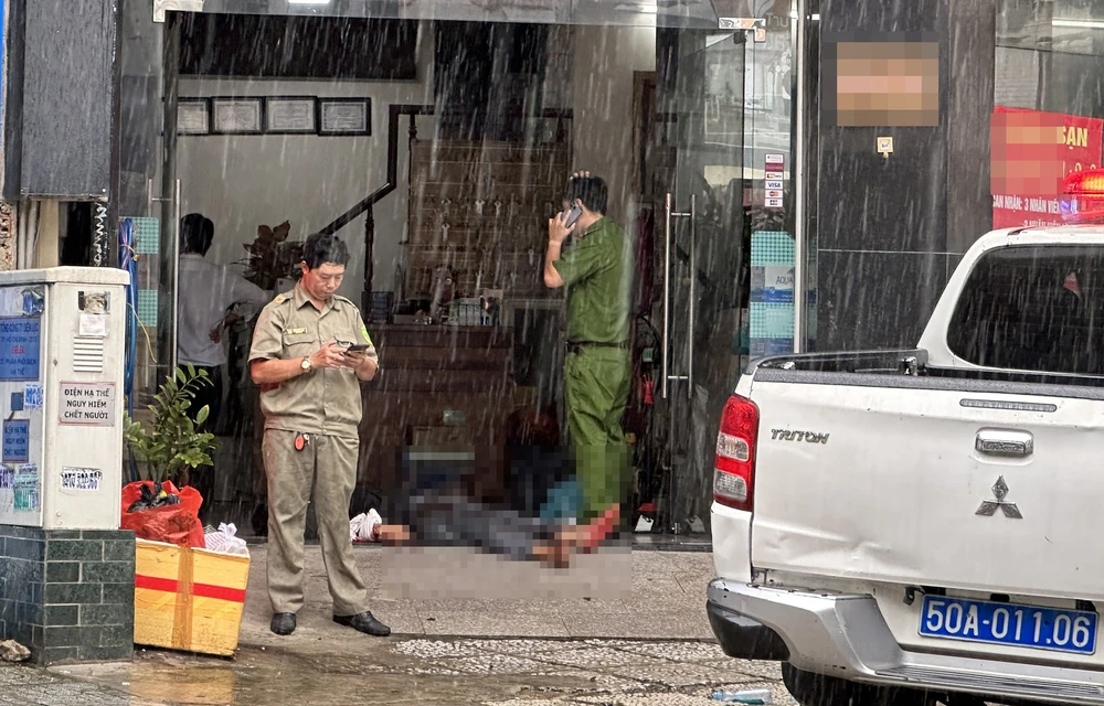 Một nạn nhân nằm bất động với thương tích nhiều nơi trên cơ thể. Ảnh: NGUYỄN YÊN Một nạn nhân nằm bất động với thương tích nhiều nơi trên cơ thể. Ảnh: NGUYỄN YÊN