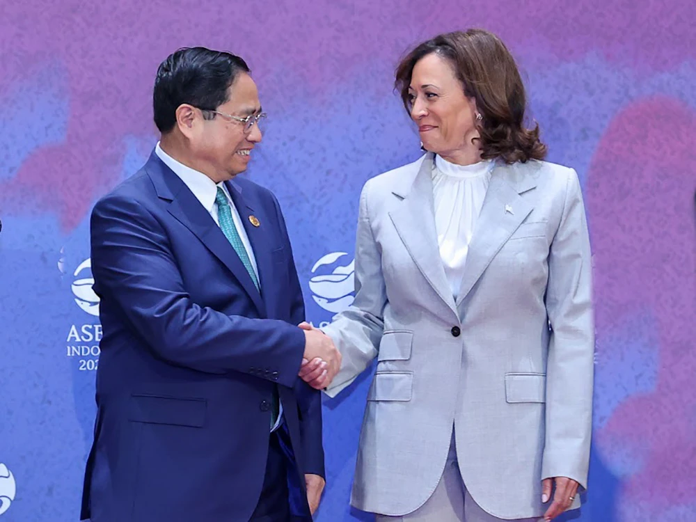 Thủ tướng Phạm Minh Chính và Phó Tổng thống Mỹ Kamala Harris gặp gỡ nhân dịp dự Hội nghị Cấp cao ASEAN 43 và các Hội nghị Cấp cao liên quan tại Jakarta, Indonesia. Ảnh: TTXVN