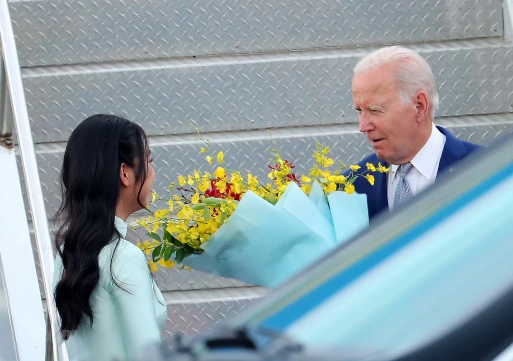 Thiếu nữ Thủ đô tặng hoa, chào mừng Tổng thống Mỹ Joe Biden tới Hà Nội, bắt đầu chuyến thăm cấp Nhà nước tới Việt Nam. Ảnh: An Đăng/TTXVN